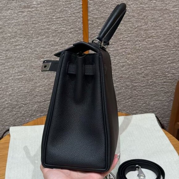 Classic Hermes Bag: A Stylish and Versatile Choice for Elegance - Picture 5 of 10